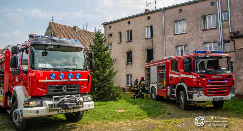 Pożar mieszkania w Dobroszycach - interweniował śmigłowiec LPR - VIDEO