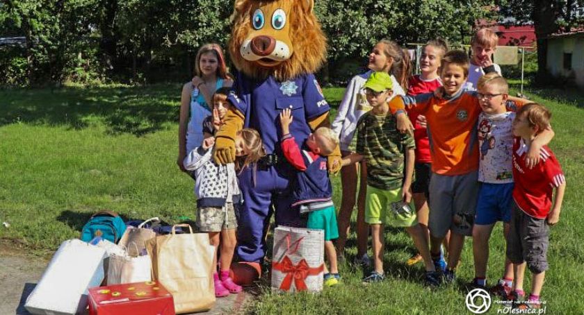 Komisarz Lew z odwiedzinami u podopiecznych Domu Dziecka w Bierutowie