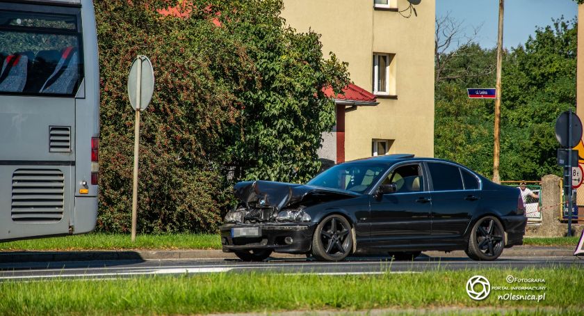 BMW uderzyło w autobus