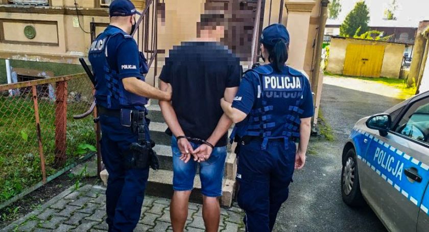 Mieszkaniec powiatu oleśnickliego straszył atrapą broni i podawał sie za policjanta - VIDEO