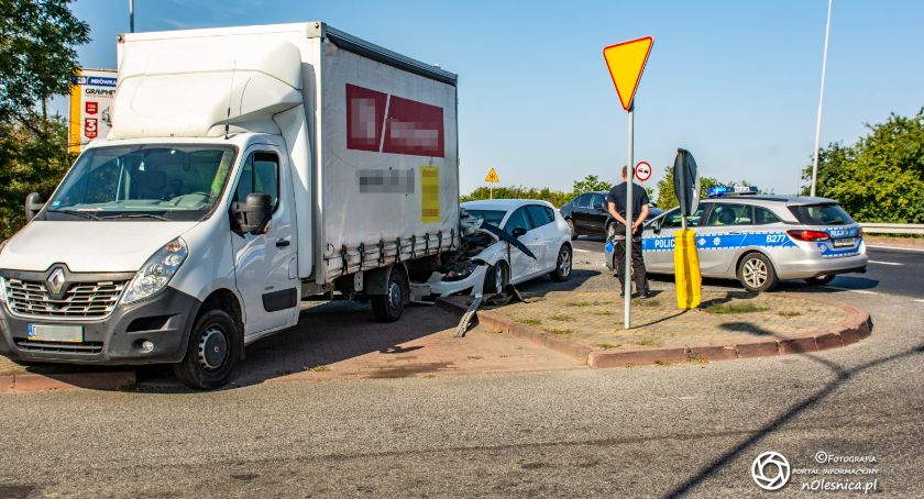 Wypadek na skrzyżowaniu Dobroszycka - Wojska Polskiego - jedna osoba w szpitalu