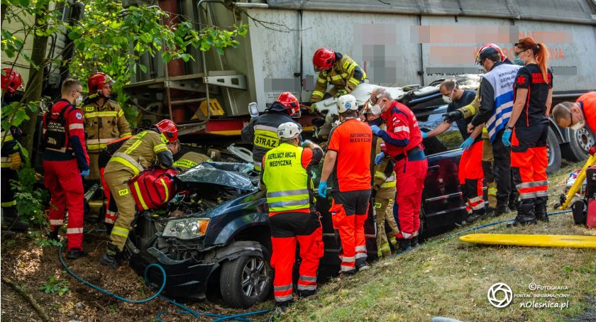 Czołowe zderzenie na drodze DK25 koło Ostrowiny - na miejscu śmigłowiec LPR