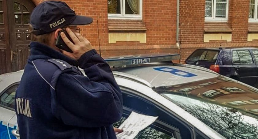 Policjanci sprawdzają respektowanie obostrzeń związanych z epidemią