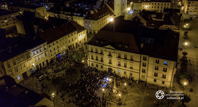 Race, gwizdki i okrzyki...wkurzone kobiety zablokowały miasto - FOTO