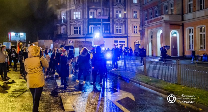 Protest kobiet -kolejna odsłona - na trasie biuro poselskie PIS