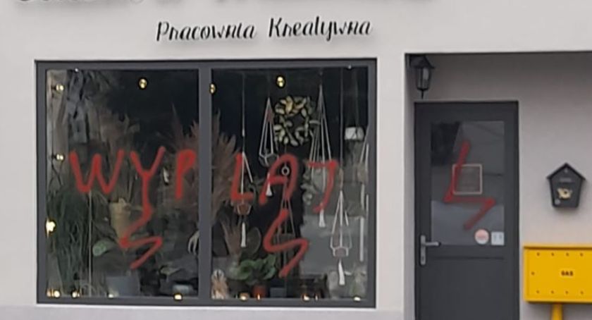 Zniszczono witrynę lokalu organizatorki oleśnickich protestów kobiet
