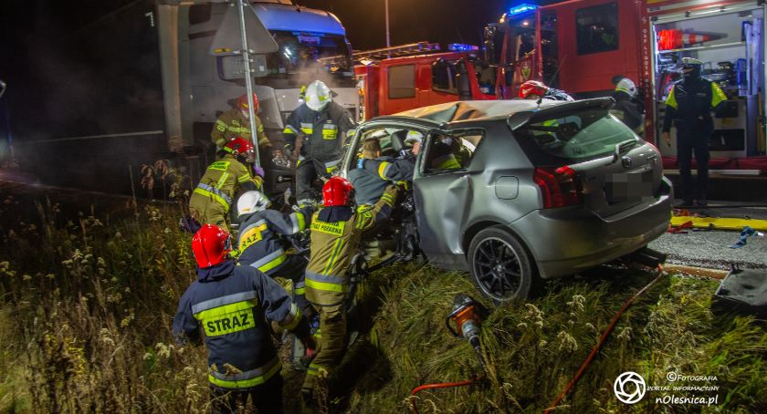 Czołowe zderzenie Toyoty z ciężarówką koło Ligoty Małej - lądował śmigłowiec LPR - VIDEO