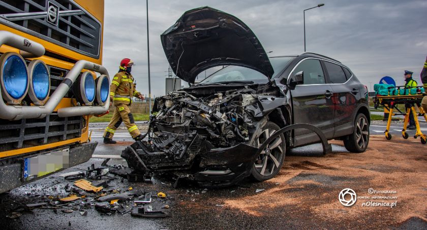 Wypadek trzech pojazdów na węźle Dąbrowa - lądował śmigłowiec LPR