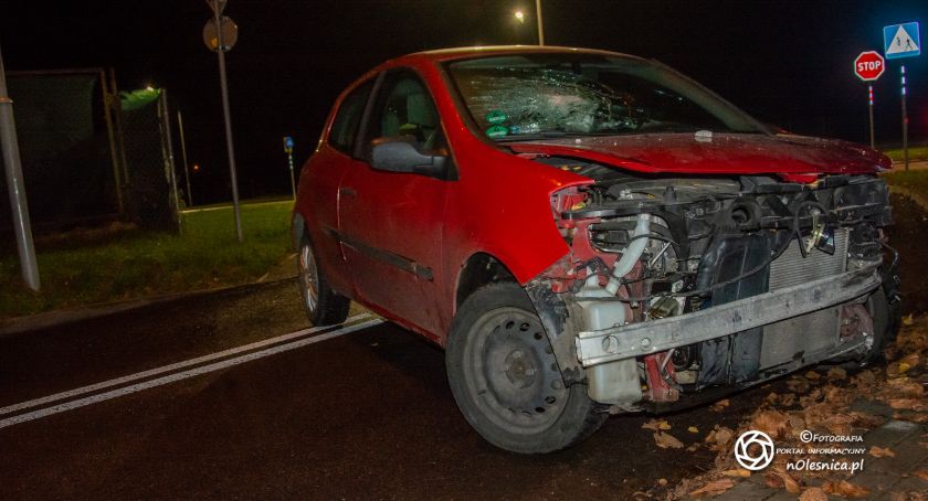 Clio wjechało w mur na Moniuszki - kierowca nietrzeźwy - 1,8 promila