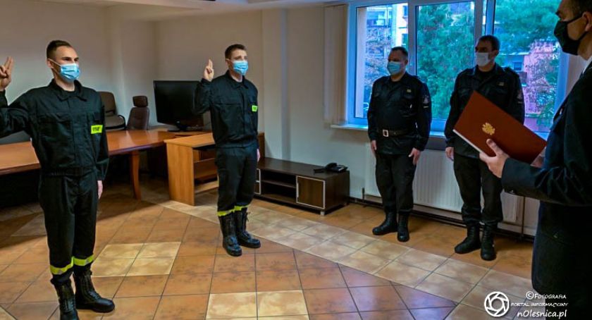 Ślubowanie dwóch nowych strażaków rozpoczynających służbę w Straży Pożarnej