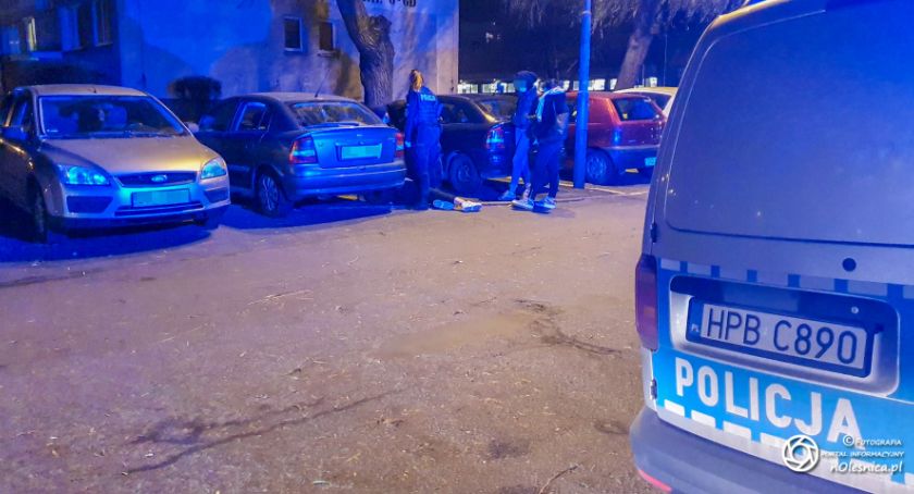 Nietrzeźwa nastolatka leżała pomiędzy samochodami