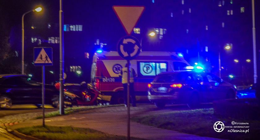 Mężczyzna na skuterze wywrócił się na rondzie