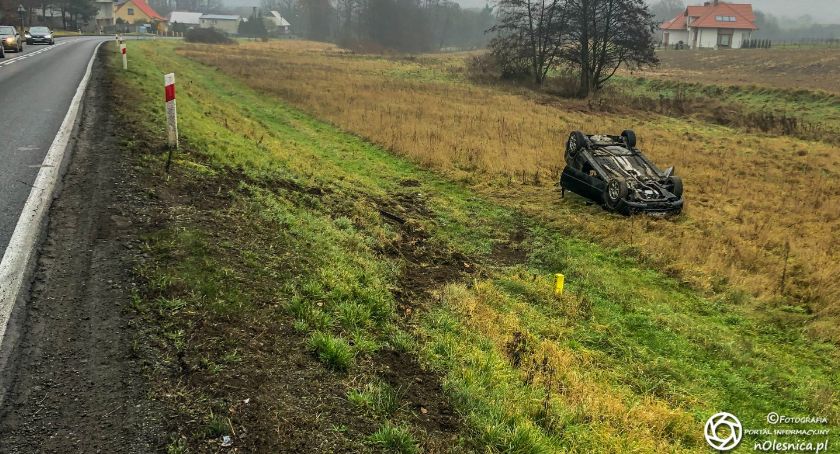 Dachowanie na trasie DK25 - kierowca oddalił się z miejsca zdarzenia