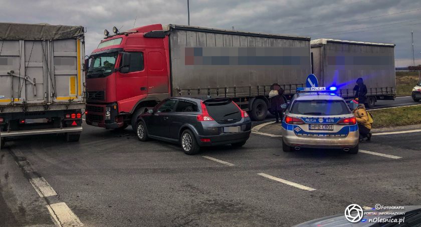 Kolizja osobowego Volvo z ciężarowym