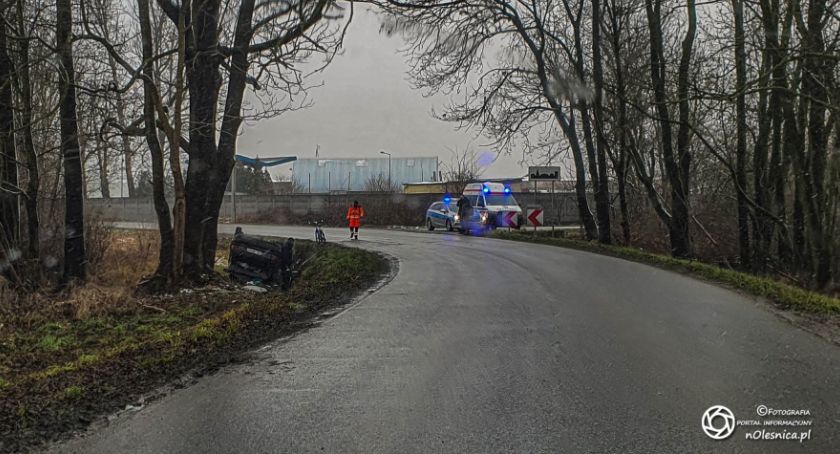 Dachowanie osobówki koło Boguszyc - kierowca się oddalił