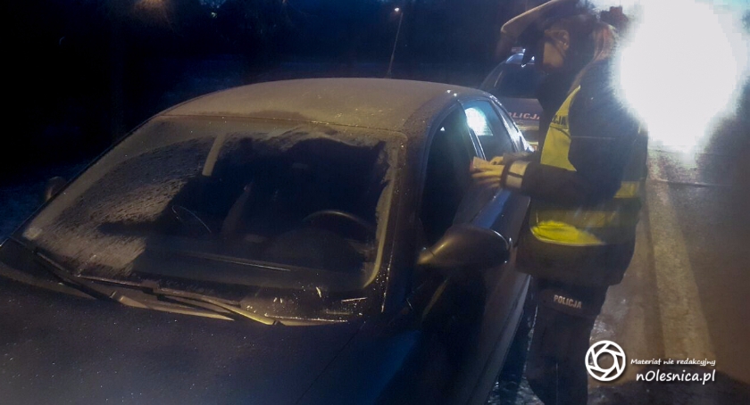 Policjanci wręczali skrobaczki do szyb