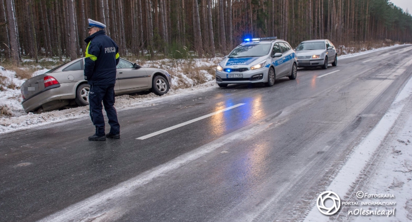 Kolejne auto poza drogą z powodu śliskiej nawierzchni