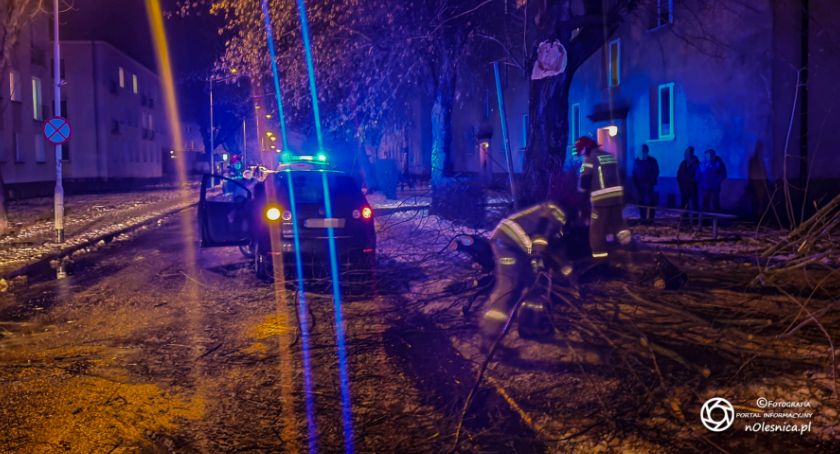 Na Słonecznej konar spadł na auto i przygniótł mężczyznę