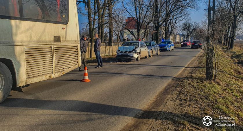Wypadek w Boguszycach - dwie osobówki i autobus