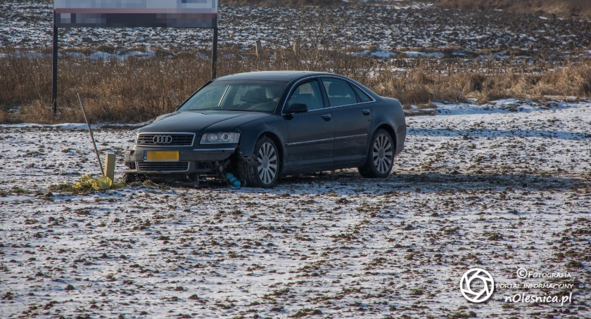 Audi wypadło poza drogę
