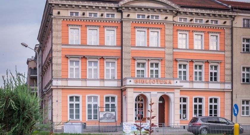 Oleśnicka Biblioteka Publiczna im. Mikołaja Reja przypomina czytelnikom, że jest otwarta