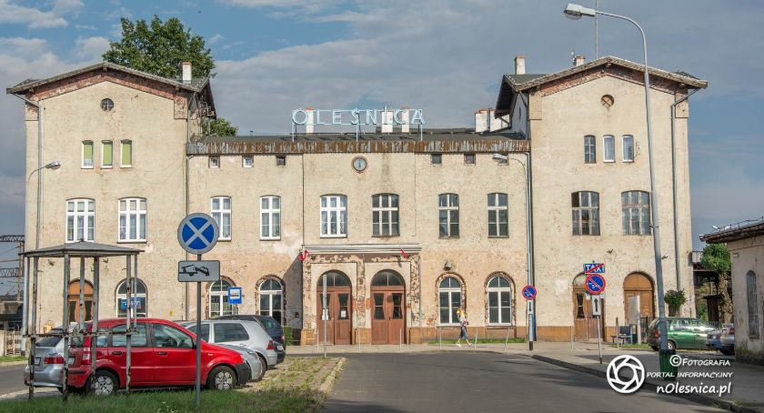 37 - latek uszkodził szyby i drzwi wejściowe do dworca PKP