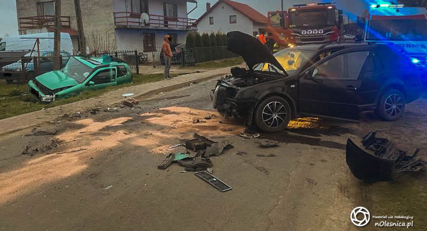 Czołowe zderzenie dwóch samochodów w Grabownie Małym