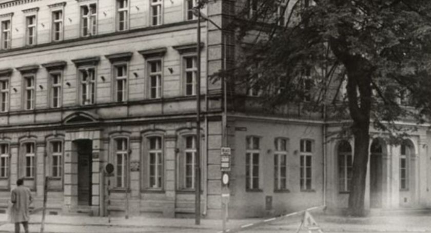 75 lat Oleśnickiej Biblioteki Publicznej - wystawa plenerowa