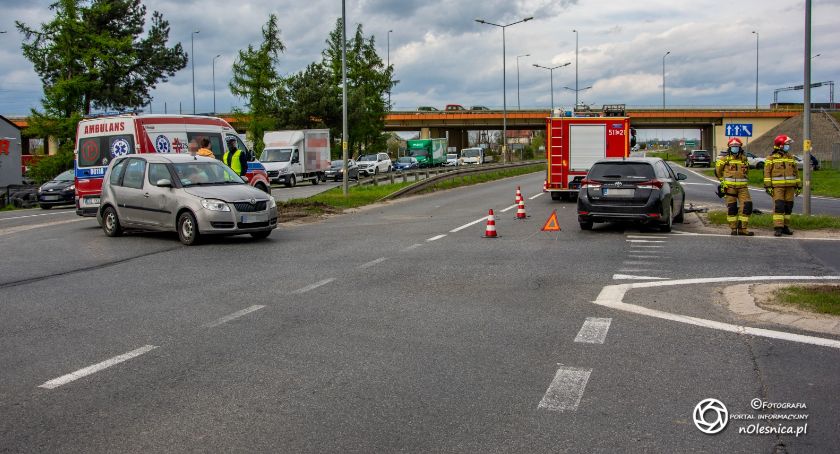 Kolizja dwóch pojazdów na Dobroszyckiej