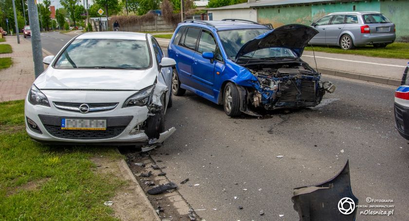 Wypadek trzech pojazdów na Wiejskiej - jedna osoba jest poszkodowana - ulica zablokowana