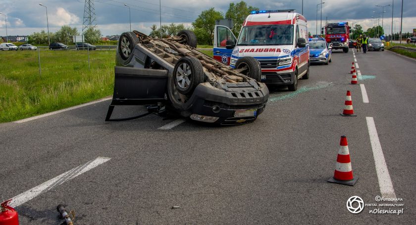 Dachowanie na Dobroszyckiej - szczęśliwi nikomu nic się nie stało