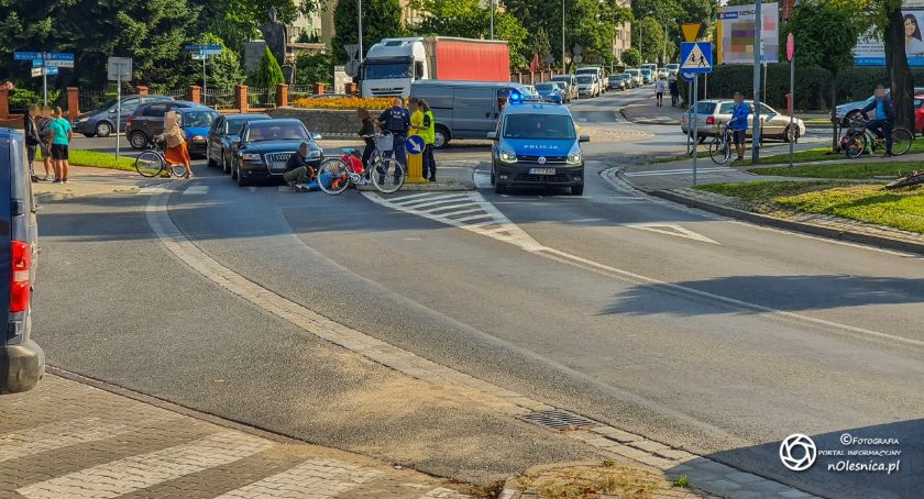 Potrącenie rowerzystki na rondzie