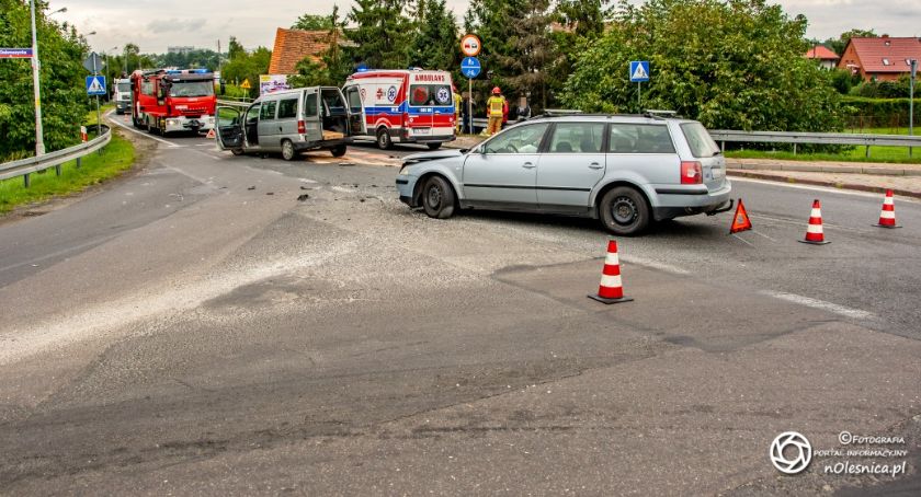 Zderzenie dwóch aut i zablokowana ulica