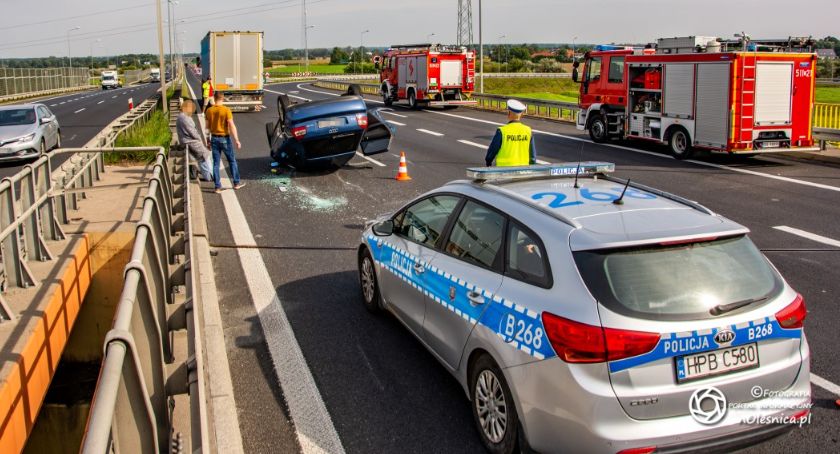 Dachowanie na trasie S8 - interweniował śmigłowiec LPR