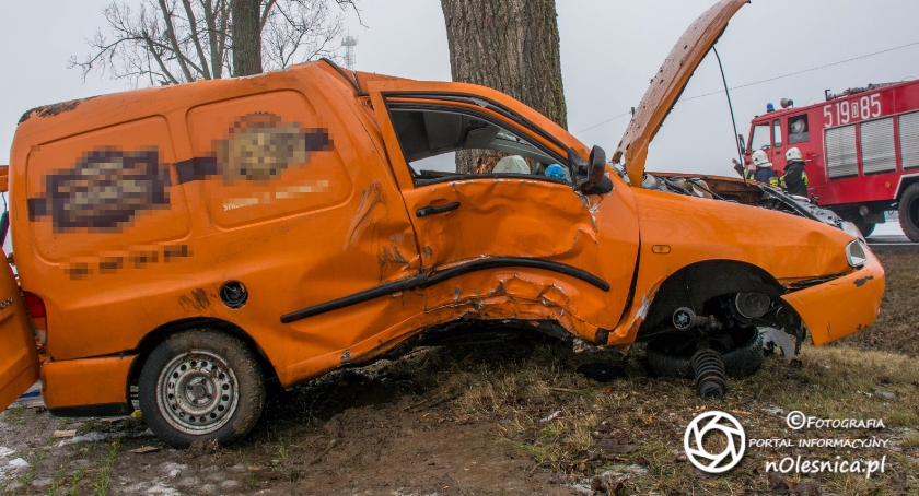Nietrzeźwy kierowca rozbił auto na drzewie