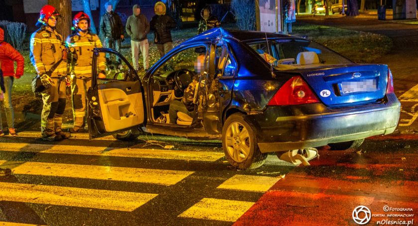 Ponad 2 promile - kierowca uderzył w drzewo na Klonowej - był zakleszczony