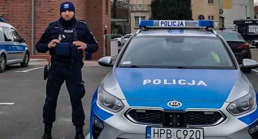 Policjant w bohaterski sposób uratował kobietę stojącą na dachu budynku