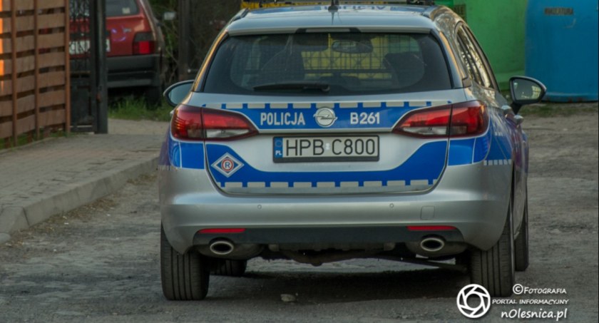 Traktorzysta z blisko 3 promilami i  bez uprawnień - uszkodził kilka aut