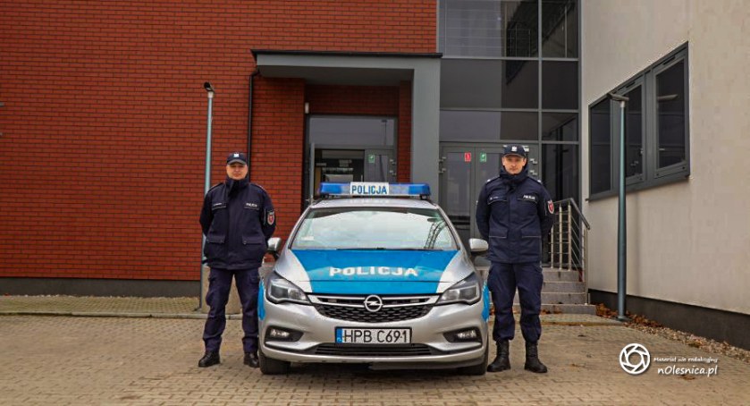 Policjanci uratowali ludzi z płonącego budynku