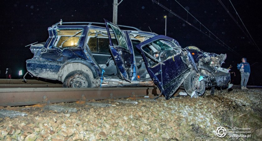 Poważny wypadek na przejeździe kolejowym - trzy osoby odniosły obrażenia - kierowca bez uprawnień