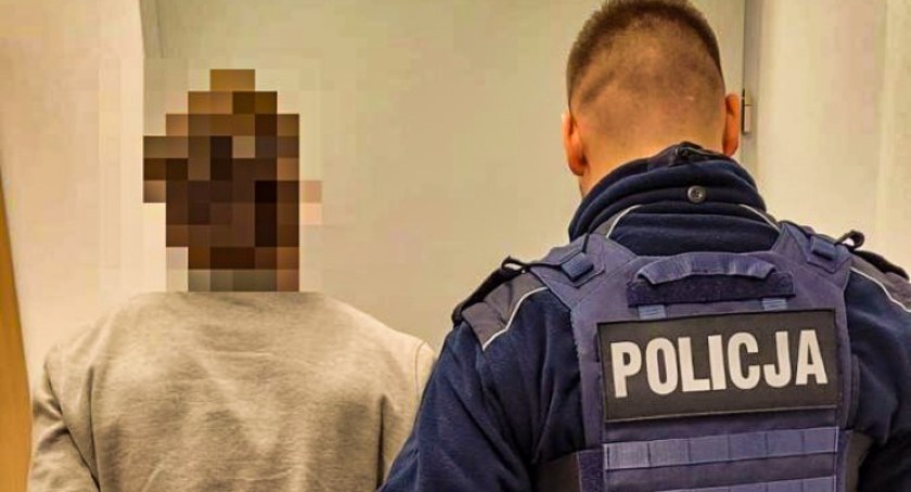Pijany 28 - latek bez uprawnień staranował znak drogowy w Dobroszycach - wynik ponad 2 promile