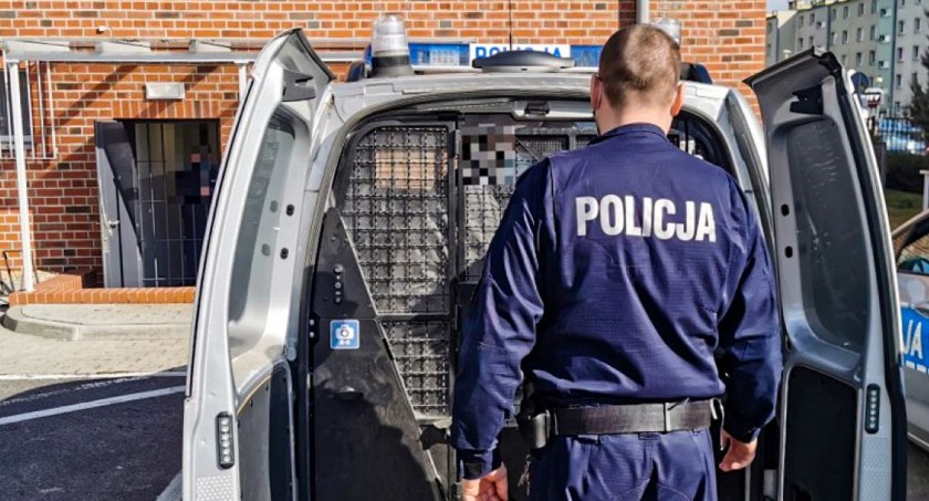 55 - latek z nożem w ręku odgrażał się i nękał swoją rodzinę
