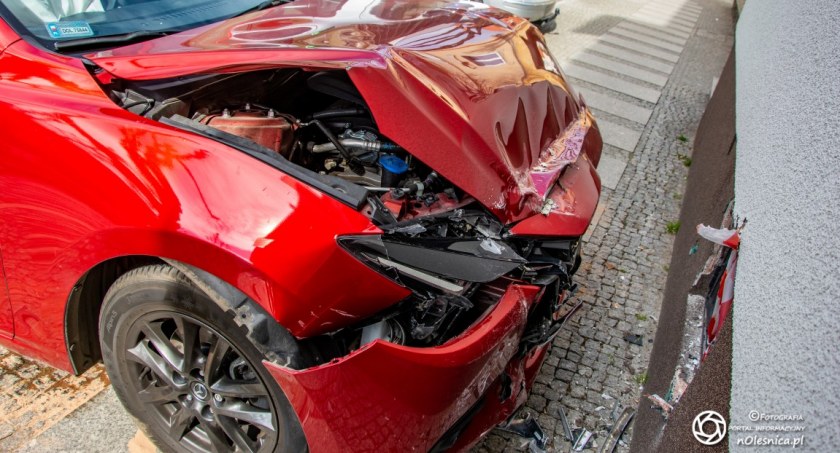 Sejmowa - zdarzenie drogowe - kobieta twierdzi, że auto samo spowodowało wypadek