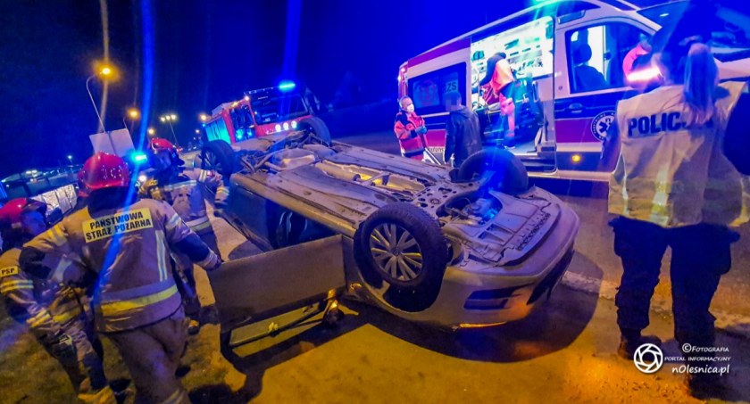 Wypadek na Wojska Polskiego - auto przewróciło się na dach