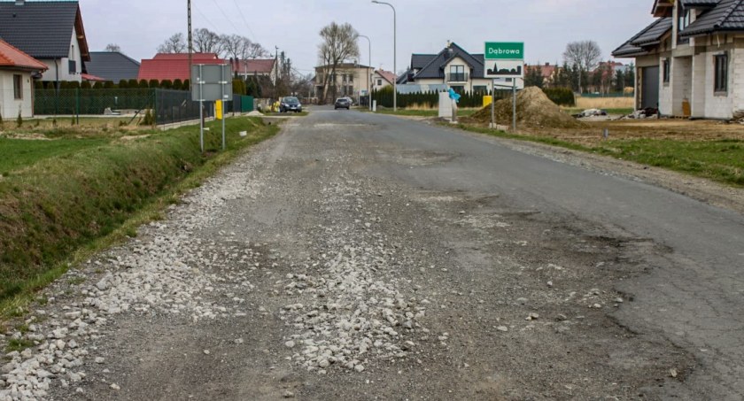 Gmina uzyskała dotację na remont drogi w Dąbrowie