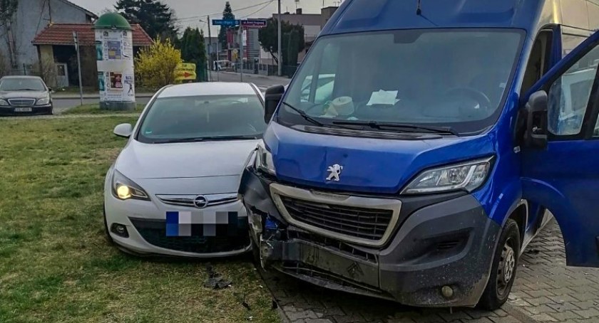 2 promile alkoholu - kierowca uderzył w zaparkowane auto