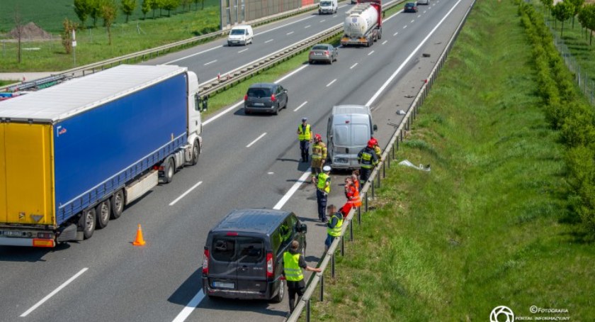 Wypadek dwóch dostawczaków na trasie S8
