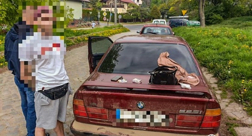 Policjanci zatrzymali młodych sprawców rozboju na taksówkarzu