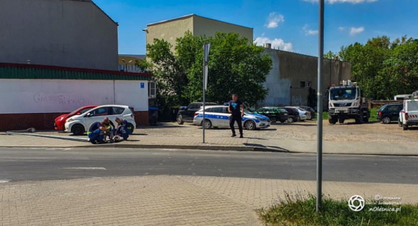 Kierowca  ciężarówki zahaczył o słup, który spadając uszkodził zaparkowane auto