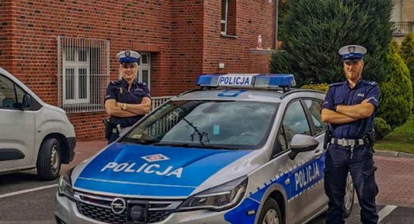 Policjanci pilotowali auto z rodzącą kobietą - VIDEO